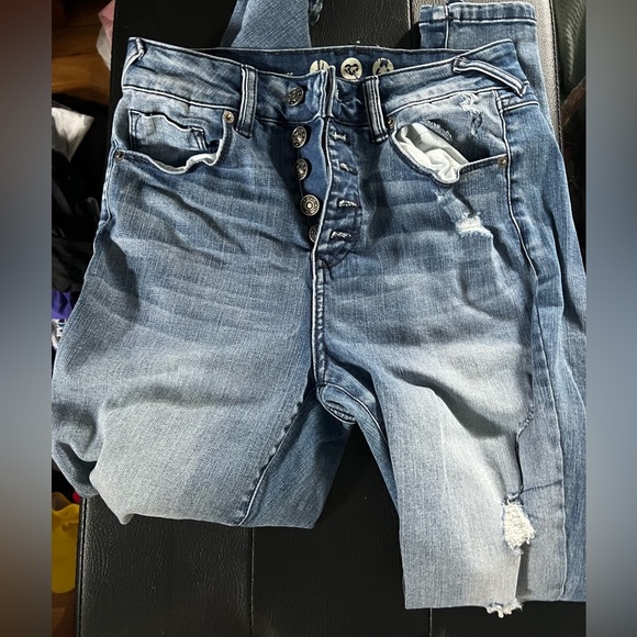 Lightly ripped high rise skinny jeans,REWASH brand. 4 front buttons.Size 5 or 27 - Picture 1 of 3